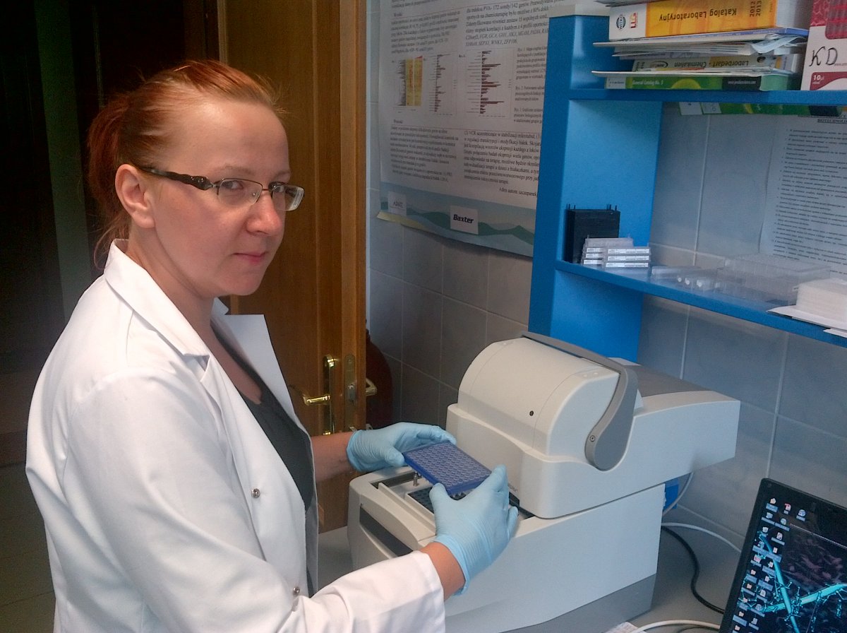 Joanna Szczepanek w laboratorium