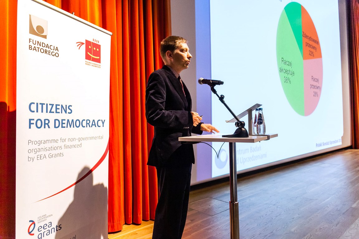 Profesor Michał Bilewicz podczas wystąpienia na konferencji Citizens for Democracy