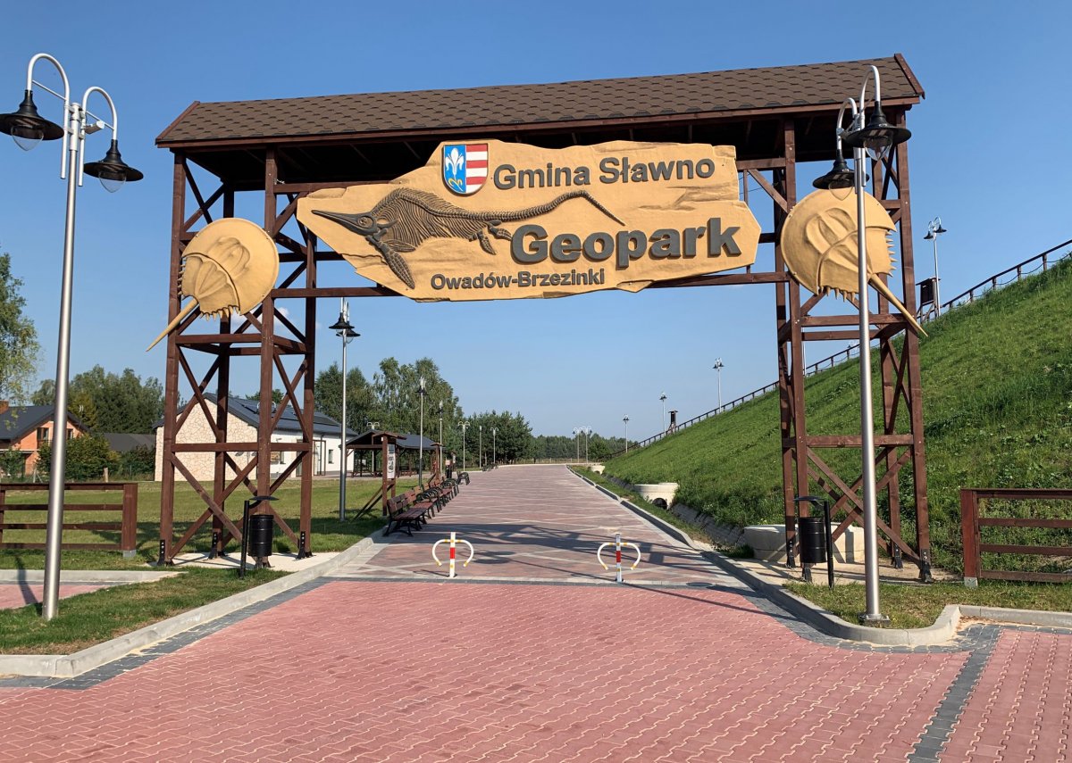 Brama wjazdowa do geoparku Owadów-Brzezinki w gminie Sławno. Fot. B. Błażejowski.