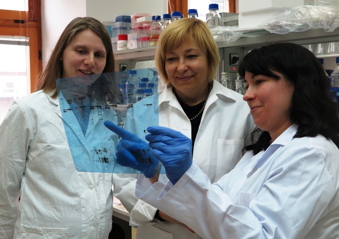 Na zdjęciu: dr Ulrike Topf, prof. Agnieszka Chacińska, dr Lidia Wróbel w laboratorium