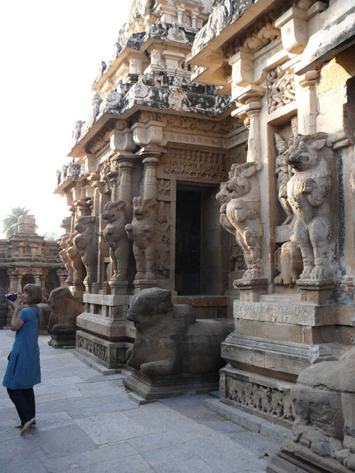 Autorka w świątyni Kailasanatha, Kancipuram, Tamilandu 2010 (zdj. L. Drożdżowicz) Marzena Czerniak-Drożdżowicz w świątyni Kailasanatha