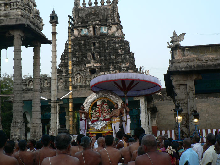 Procesja w świątyni Varadaraja w Kancipuram, Tamilnadu 2008 (zdj. M. Czerniak-Drożdżowicz) Procesja w świątyni Varadaraja w Kancipuram