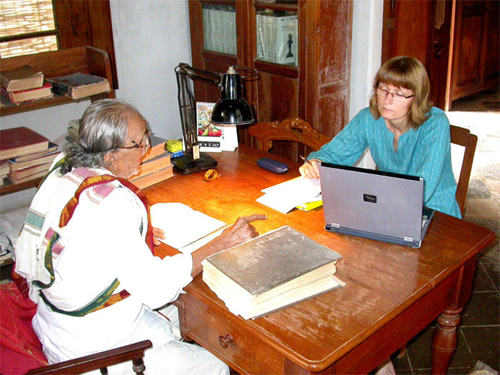 Autorka przy pracy z Panditem Varadadesikanem, École Francaise d’Extrême Orient, Pondicherry, Tamilnadu 2006 (dzięki uprzejmości ÉFEO, zdj. G. Ravindran) Marzena Czerniak=Drożdżowicz przy pracy z Panditem Varadadesikanem