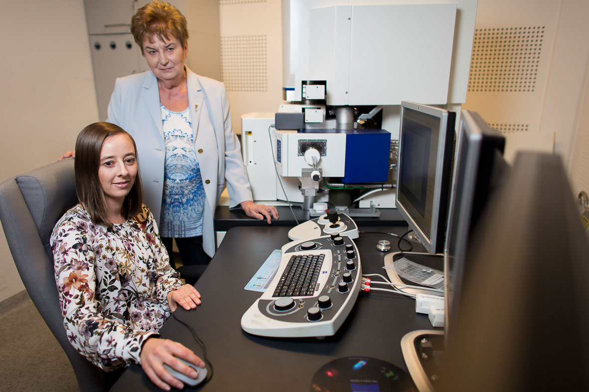 Prof. Aleksandra Czyrska-Filemonowicz and mgr inż. Joanna Karbowniczek with microscope Merlin Gemini II (photo by Michał Łepecki)