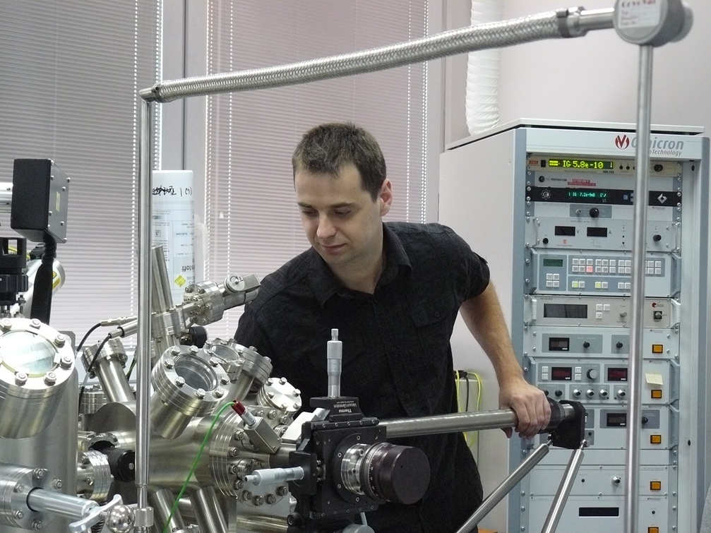 Fot. 1. Dr Paweł Dąbrowski podczas pracy z wykorzystaniem systemu Multiprobe P pracującego w środowisku UHV (ultra wysokiej próżni). Zdjęcia wykonane w laboratorium STM/AFM Wydziału Fizyki i Informatyki Stosowanej Uniwersytetu Łódzkiego Paweł Dąbrowski podczas pracy z wykorzystaniem systemu Multiprobe P pracującego w środowisku UHV (ultra wysokiej próżni). Zdjęcia wykonane w laboratorium STM/AFM Wydziału Fizyki i Informatyki Stosowanej Uniwersytetu Łódzkiego