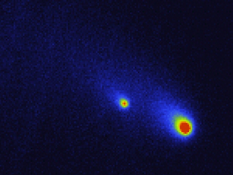 Przykład komety, której jądro rozpadło się w 2005 roku na dwie części. Kolorystyka zdjęcia jest sztuczna i została wprowadzona dla lepszego uwidocznienia detali.