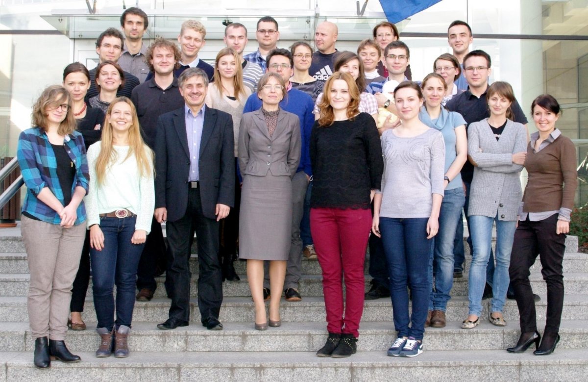 Zespół Zakładu Biotechnologii Medycznej WBBiB UJ Zespół Zakładu Biotechnologii Medycznej WBBiB UJ stoi na schodach przed budynkiem