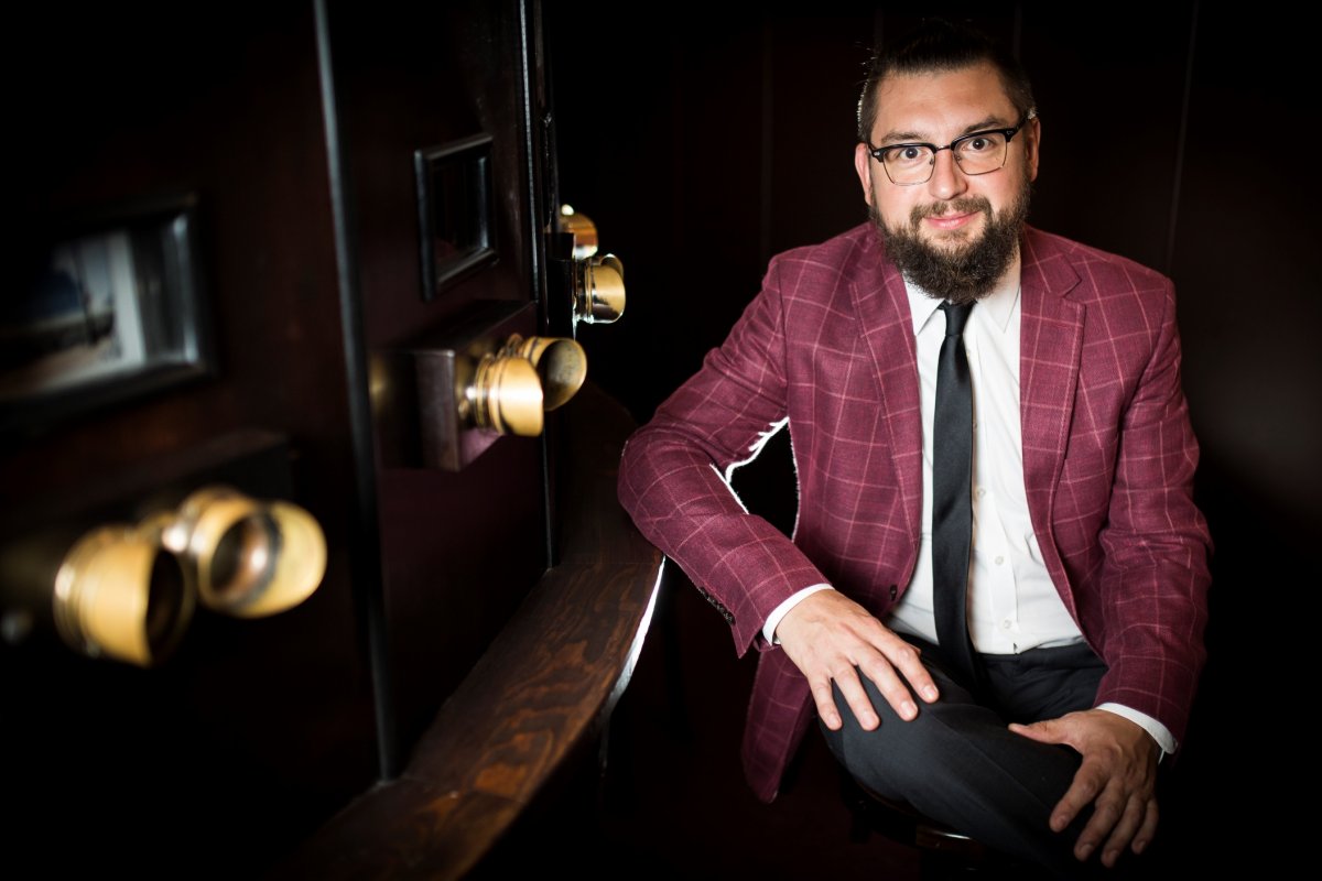 Dr hab. Mirosław Filiciak przy fotoplastikonie.