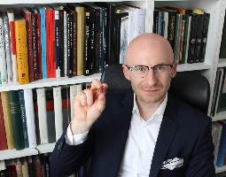 dr Paweł Gołyźniak przy pracy