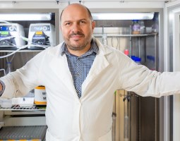 prof. dr hab. Jacek Jemielity - zdjęcie portretowe