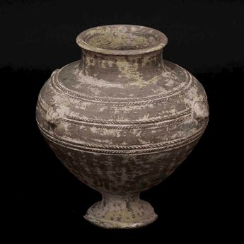 Brązowe ceramiczne naczynie datowane na rok 2800 przed naszą erą