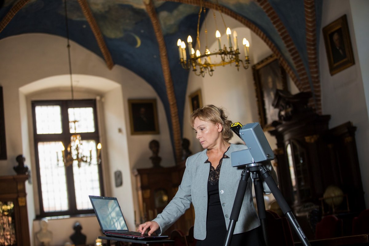 Na zdjęciach we wnętrzu Librarii w Collegium Maius Uniwersytetu Jagiellońskiego w Krakowie kierowniczka projektu, dr inż. Anna Kulig, z przyrządem o nazwie Flexijet, który zastosowano do inwentaryzacji sklepień. Służy on do wykonania laserowych pomiarów i opracowania cyfrowego modelu w technologii BIM.