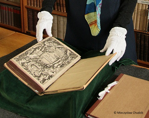Doktor Karolina Mroziewicz trzymająca w rękach książkę