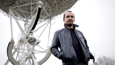mgr Jan Ostrowski Jan Ostrowski na tle zabudowań obserwatorium astronomicznego