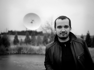 mgr Jan Ostrowski Jan Ostrowski na tle zabudowań obserwatorium astronomicznego