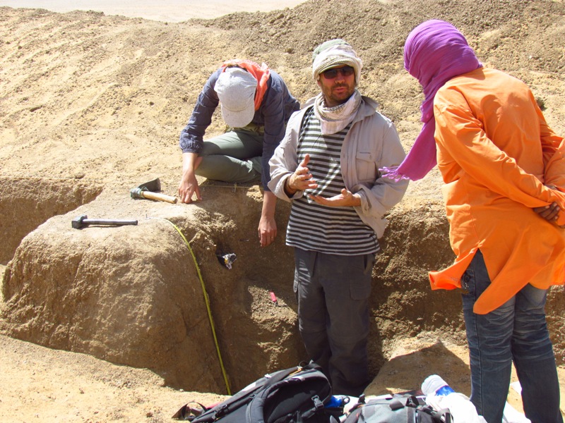 Mike Morley wraz z dwójką badaczy pracuje na stanowisku archeologicznym