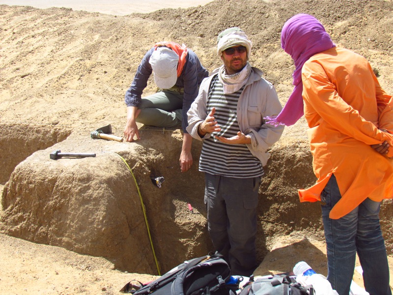 Dr Mike Morley, fot. Marta Osypińska Mike Morley wraz z dwójką badaczy pracuje na stanowisku archeologicznym