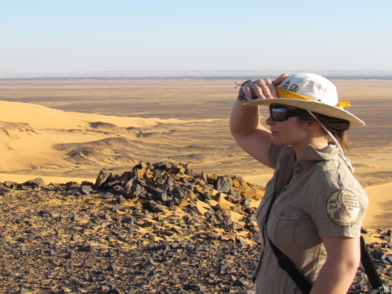 Gebel nuqqatan nad Affad, fot. Marta Osypińska Marta Osypińska na tle stanowiska archeologicznego Affad