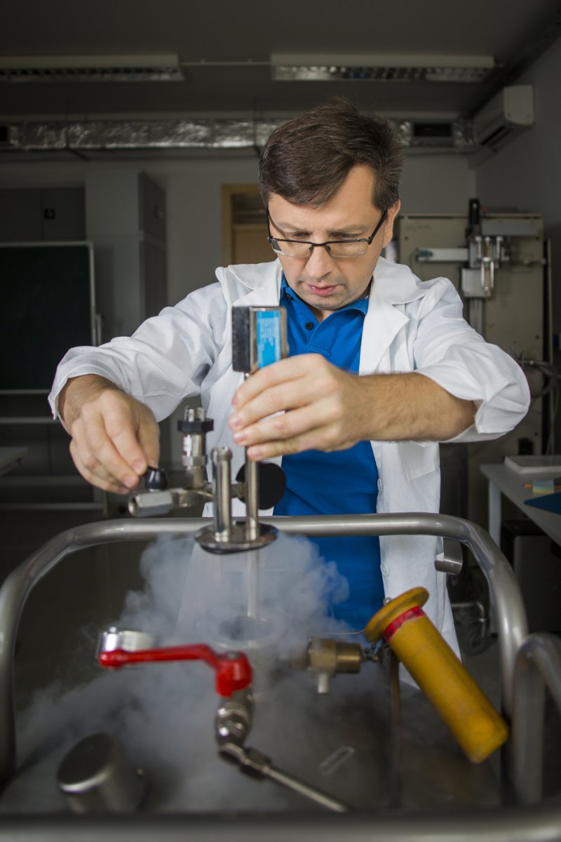 Prof. Marian Paluch podczas pracy w laboratorium