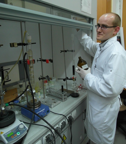 Jarosław Piskorz w laboratorium