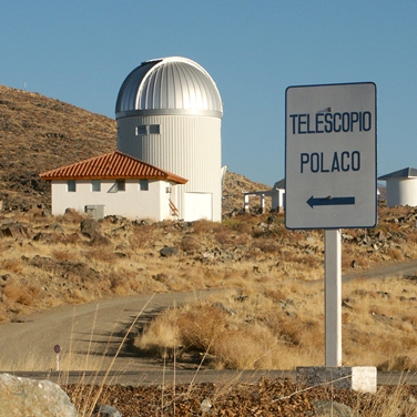 Kopuła i budynek obserwacyjny teleskopu Warszawskiego w Obserwatorium Las Campanas w Chile