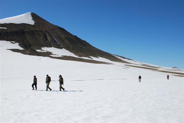 Powrót do bazy, widać że w lecie 2014 bardzo dużo śniegu zalegało na zboczach Grenlandii, co dosyć mocno utrudniało poszukiwanie skamieniałości.