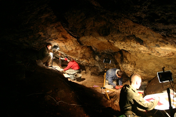 Badacze pracujący w Jaskini Żarskiej