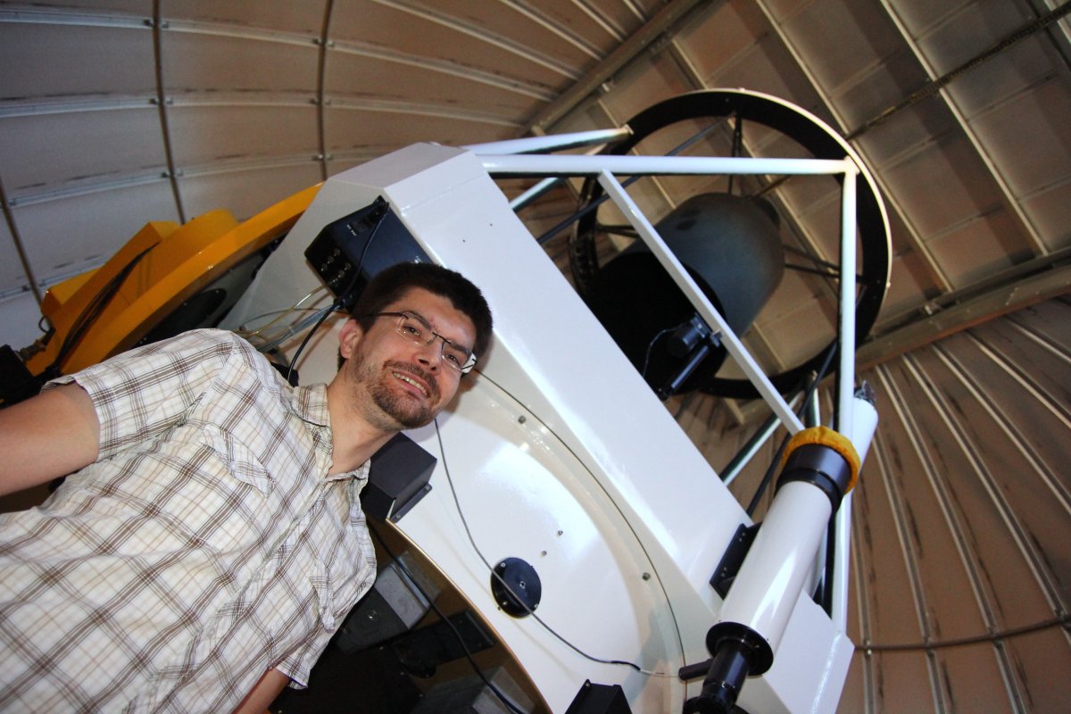 Łukasz Wyrzykowski przy teleskopie OGLE w Chile