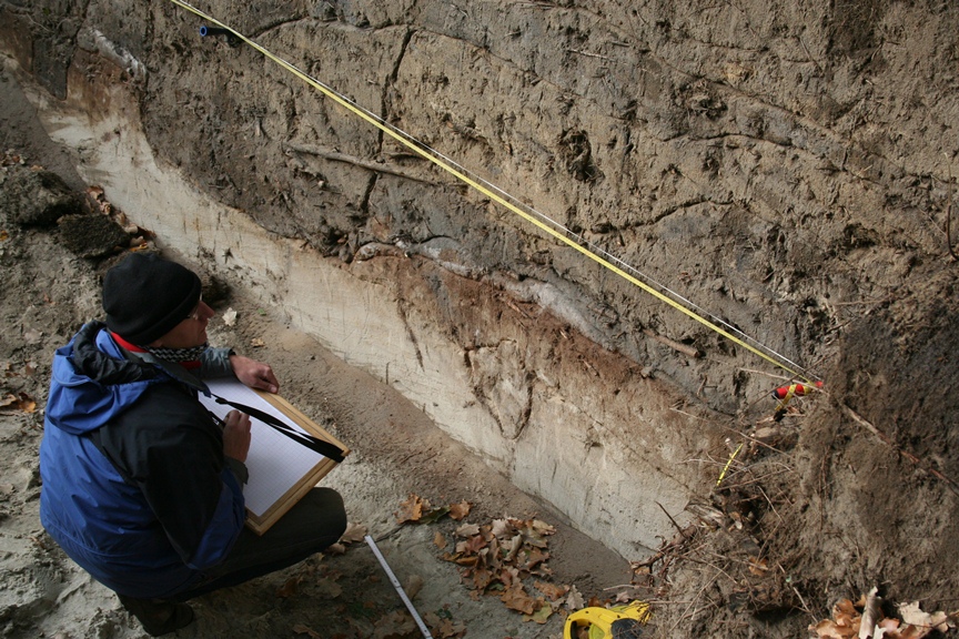 Członek Zespołu APP dokumentuje profil archeologiczny w Brackiej Mogile odkrytej w trakcie realizacji projektu, a uprzednio stanowiącej wysypisko śmieci. Zdjęcie autorstwa A. Zalewskiej.