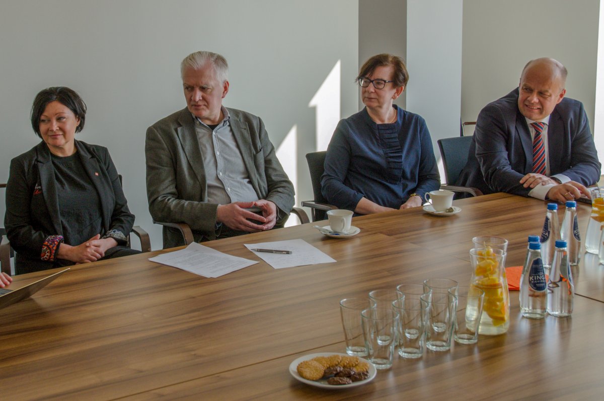 Spotkanie w siedzibie Narodowego Centrum Nauki z wicepremierem Jarosławem Gowinem. Siedzą przy stole, od lewej: profesor Małgorzata Kossowska, przewodnicząca Rady NCN, Jarosław Gowin, wicepremier i minister nauki i szkolnictwa wyzszego, profesor Krystyna Bartol, członkini Rady Narodowego Centrum Nauki oraz Zbigniew Błocki, dyrektor Narodowego Centrum Nauki