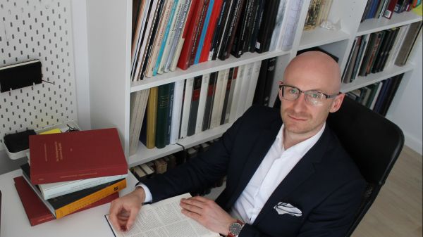 dr Paweł Gołyźniak podczas pracy