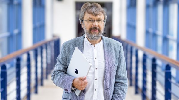 prof. dr hab. Marek Gaździcki przy pracy