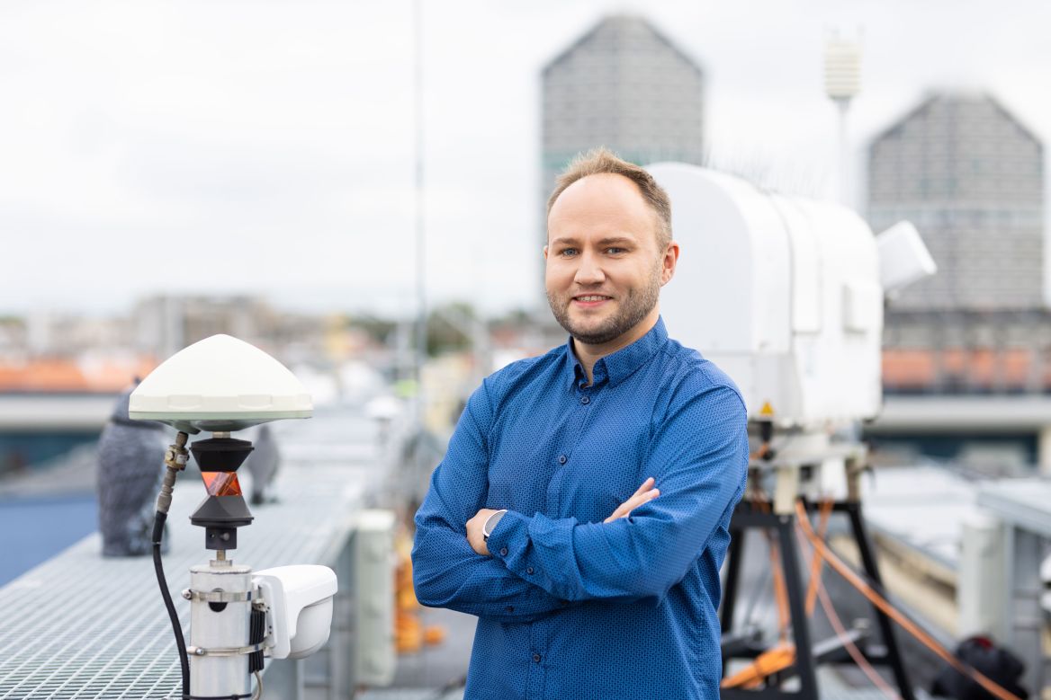 uzyskał stopień naukowy doktora fizyki i astronomii w 2014 r. na Uniwersytecie w Bernie w Szwajcarii. Habilitował się w 2016 r. w dziedzinie nauk technicznych w dyscyplinie geodezja i kartografia, a tytuł profesora nauk ścisłych i przyrodniczych otrzymał w 2020 r. Obecnie pracuje na Uniwersytecie Przyrodniczym we Wrocławiu. Swoje prace badawcze koncentruje na integracji laserowych pomiarów odległości do satelitów oraz danych z Globalnych Nawigacyjnych Systemów Satelitarnych (GNSS).