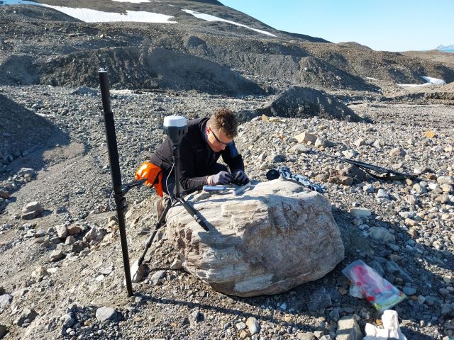 Ireneusz Badura determining the location of the measurement points. Photo by Maciej Dąbski 