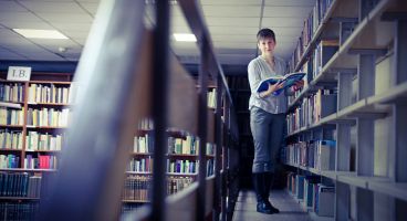 kobieta w bibliotece