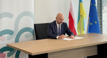 Prof. Krzysztof Jóźwiak signing Memorandum of Understanding of EOSC Federation