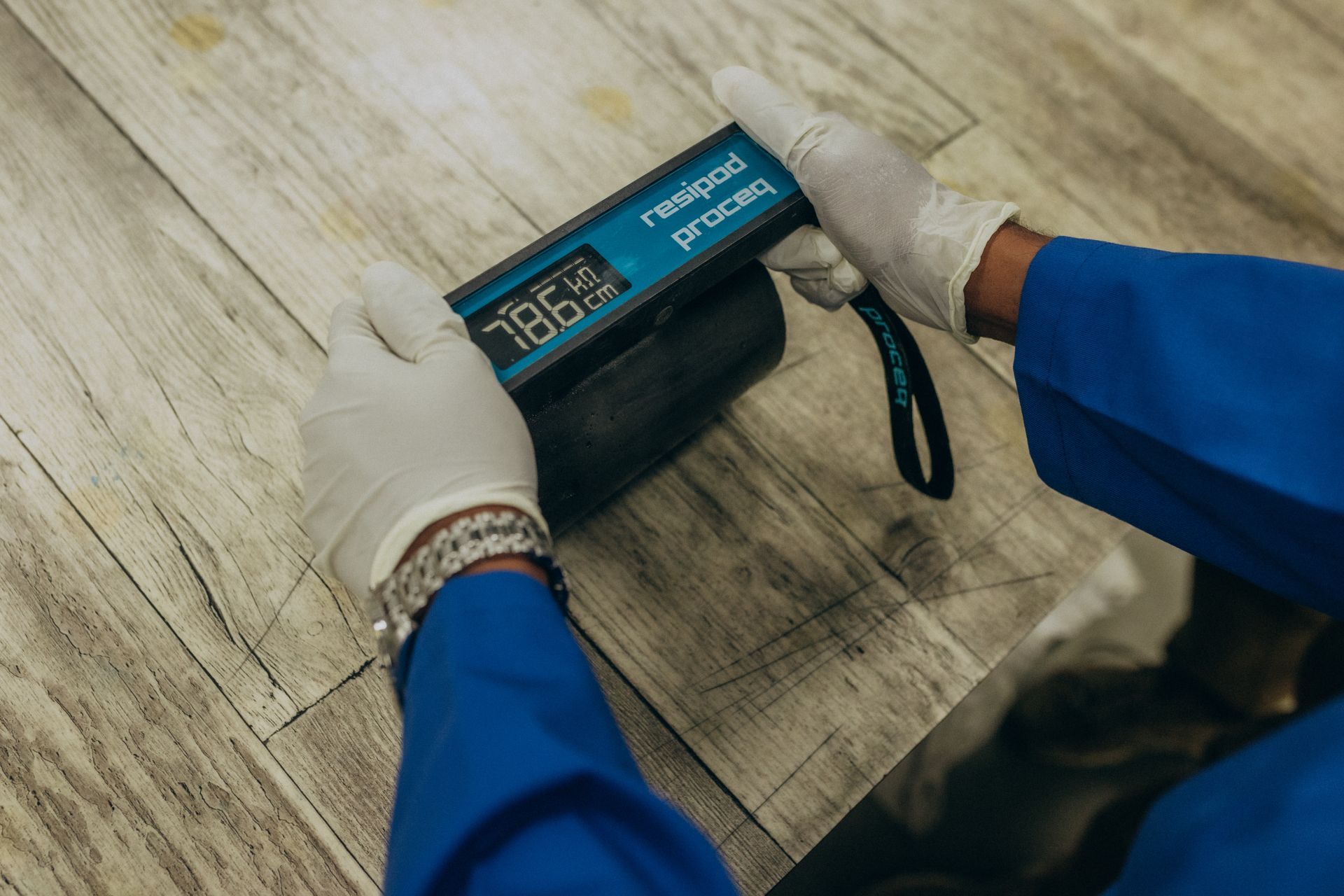 Kierownik projektu (Sundar) badający rezystywność elektryczną betonu mieszanego z wodą morską (fot. archiwum prywatne)