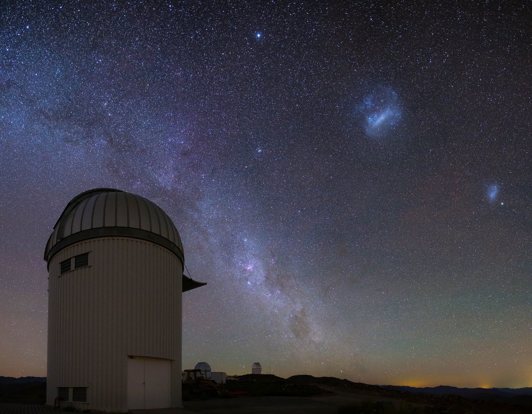 Noc nad Obserwatorium Las Campanas w Chile. Stacja obserwacyjna projektu OGLE oraz Wielki i Mały Obłok Magellana. Autor: Krzysztof Ulaczyk