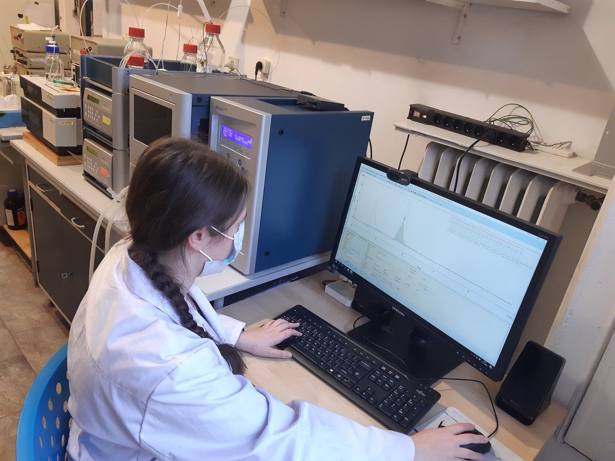 System wysokosprawnej chromatografii cieczowej najnowszej generacji (Alexys, Holandia) do pomiaru acetylocholiny oraz systemy BASi służące do oznaczania stężenia neuroprzekaźników aminokwasowych (glutaminian, GABA) w dializatach mózgowych oraz zawartości monoamin w tkance mózgowej.