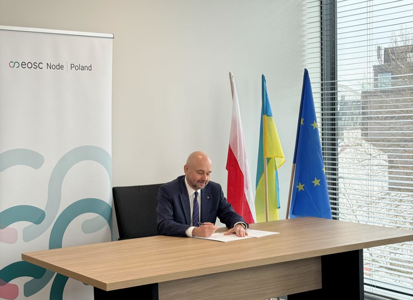 Prof. Krzysztof Jóźwiak podpisuje Memorandum of Understanding Federacji EOSC