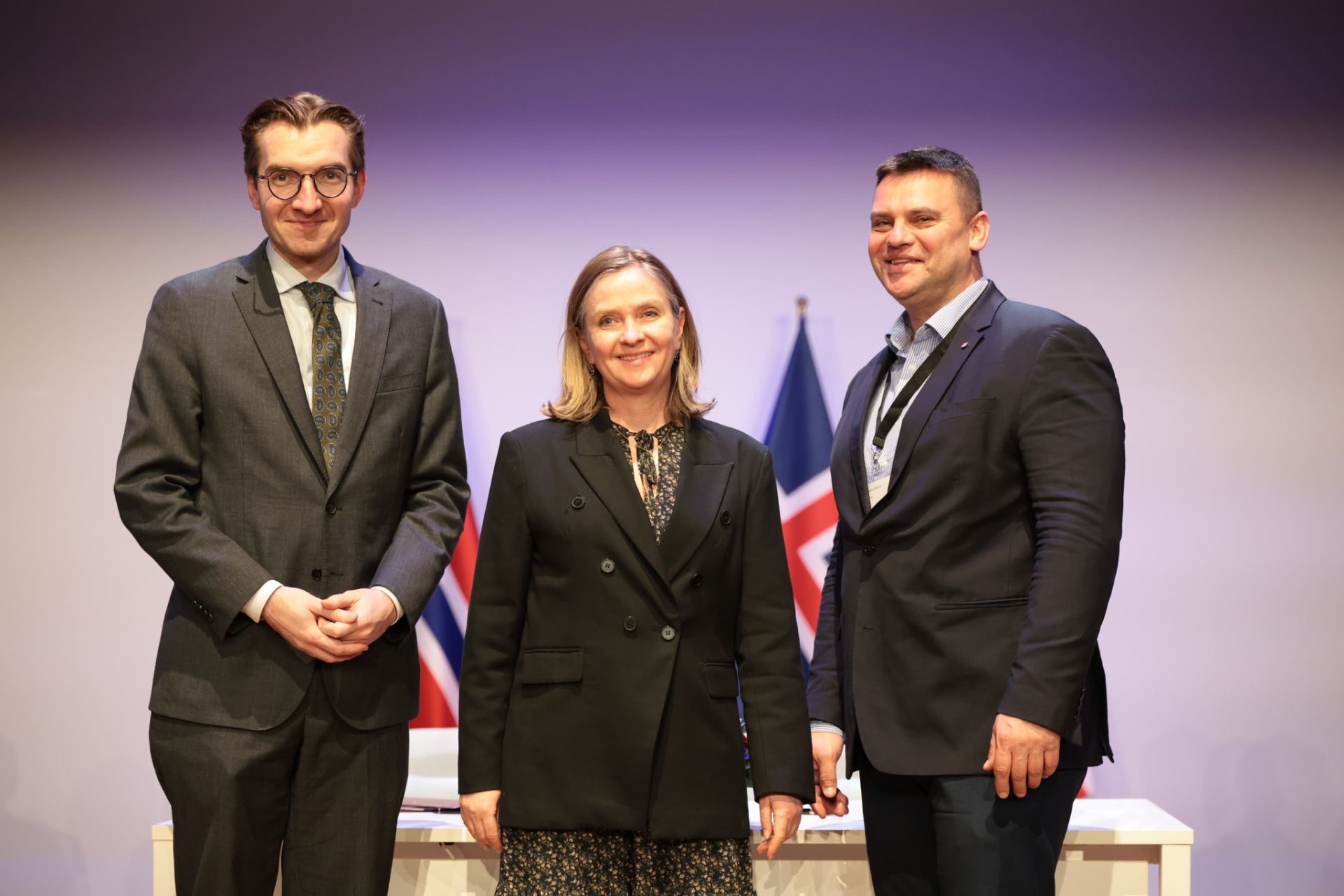 Podpisanie umów dla pięciu pierwszych programów finansowanych w IV edycji Funduszy Norweskich i EOG, przewodnicząca Komitetu Mechanizmów Finansowych Kristin Hansen oraz sekretarz stanu w Ministerstwie Funduszy i Polityki Regionalnej Jan Szyszko oraz dr Marcin Liana, zastępca dyrektora NCN, fot. MFiPR