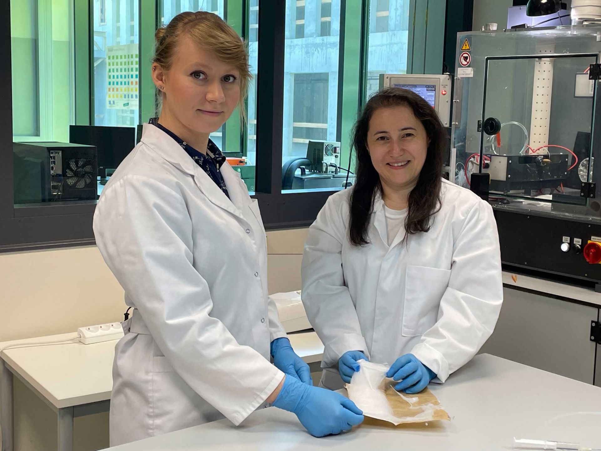 Urszula Stachewicz and Ewa Sroczyk demonstrate a sample mat made of electrospun fibres. Photo by Daniel Ura