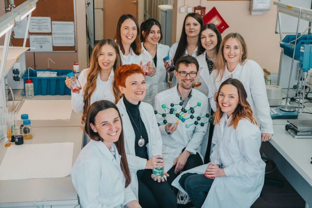 Zespół Biologicznie Aktywnych Metalopeptydów. Na zdjęciu, od lewej stoją: Kinga Garstka, Emilia Dzień, Silke Andra, Natalia Nogala, Dorota Dudek, Aleksandra Hecel-Czaplicka; siedzą, od lewej: Adriana Miller, Magdalena Rowinska-Żyrek, Valentyn Dzyhovskyi, Joanna Wątły. Fot. Dominika Hull, UWr